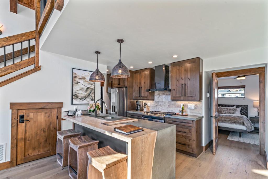 Brand NEW Located on Lake Estes Private Jacuzzi Two Patios Indoor and Outdoor Fireplace photo 1