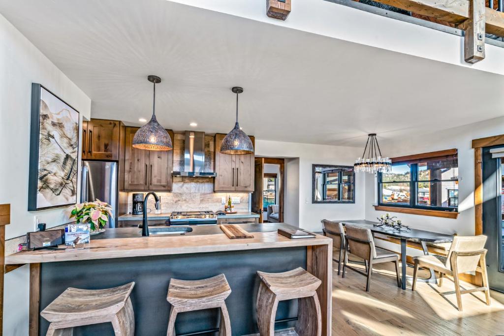 Brand NEW Located on Lake Estes Private Jacuzzi Two Patios Indoor and Outdoor Fireplace photo 2