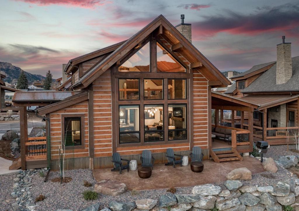 Brand NEW Located on Lake Estes Private Jacuzzi Two Patios Indoor and Outdoor Fireplace photo 3