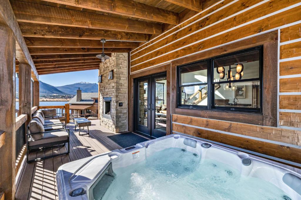 Brand NEW Located on Lake Estes Private Jacuzzi Two Patios Indoor and Outdoor Fireplace photo 4