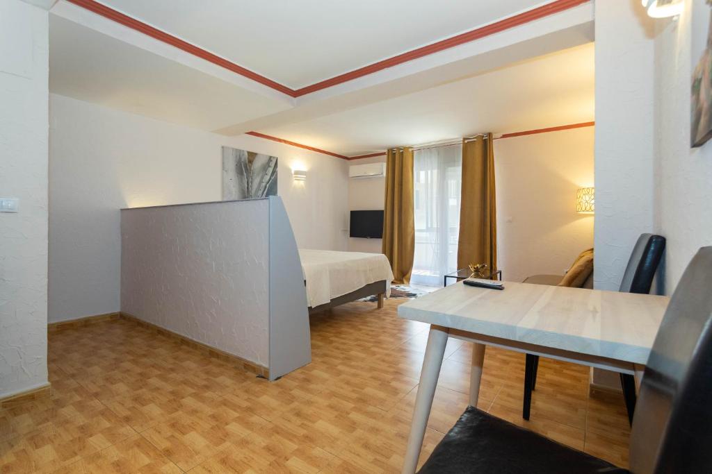 Unique Hotel Apartments photo 2