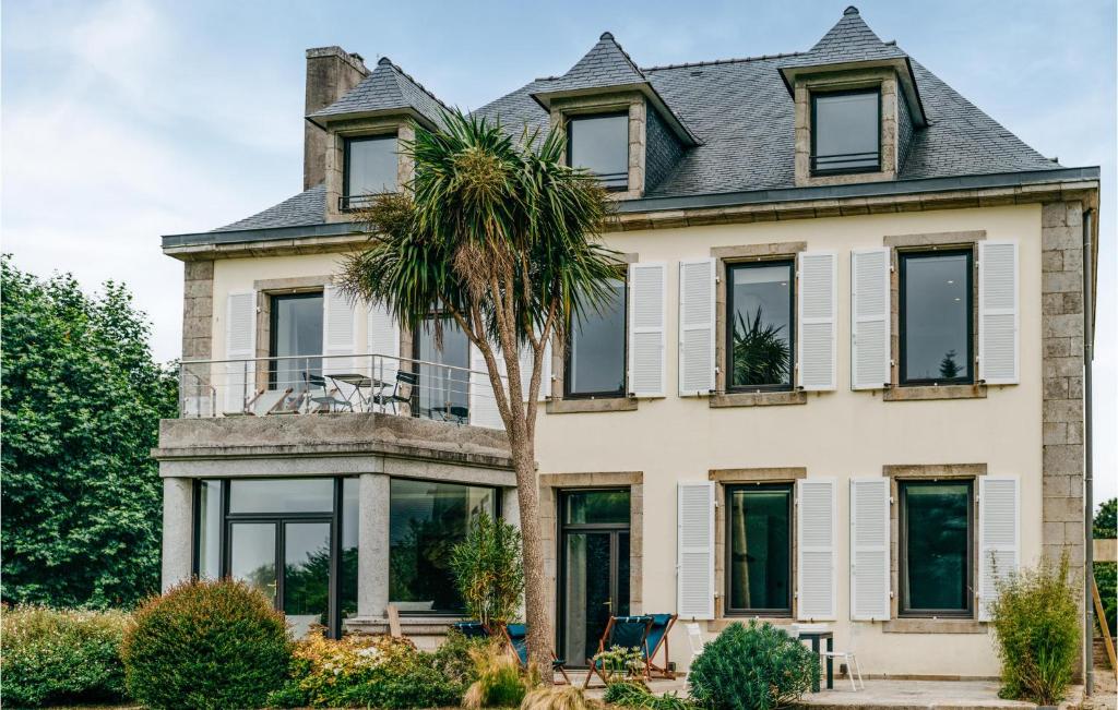 Stunning Apartment In Concarneau With Sauna, Outdoor Swimming Pool And Heated Swimming Pool