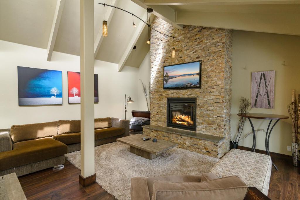 Modern Mountain Getaway photo 4