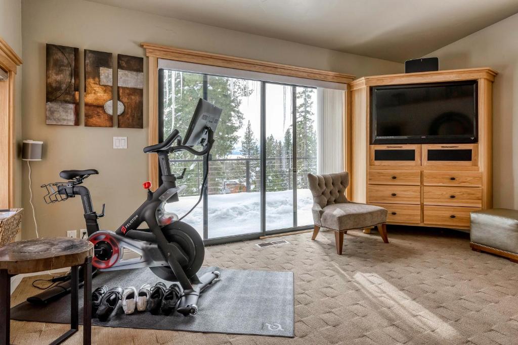 Modern Mountain Getaway photo 2