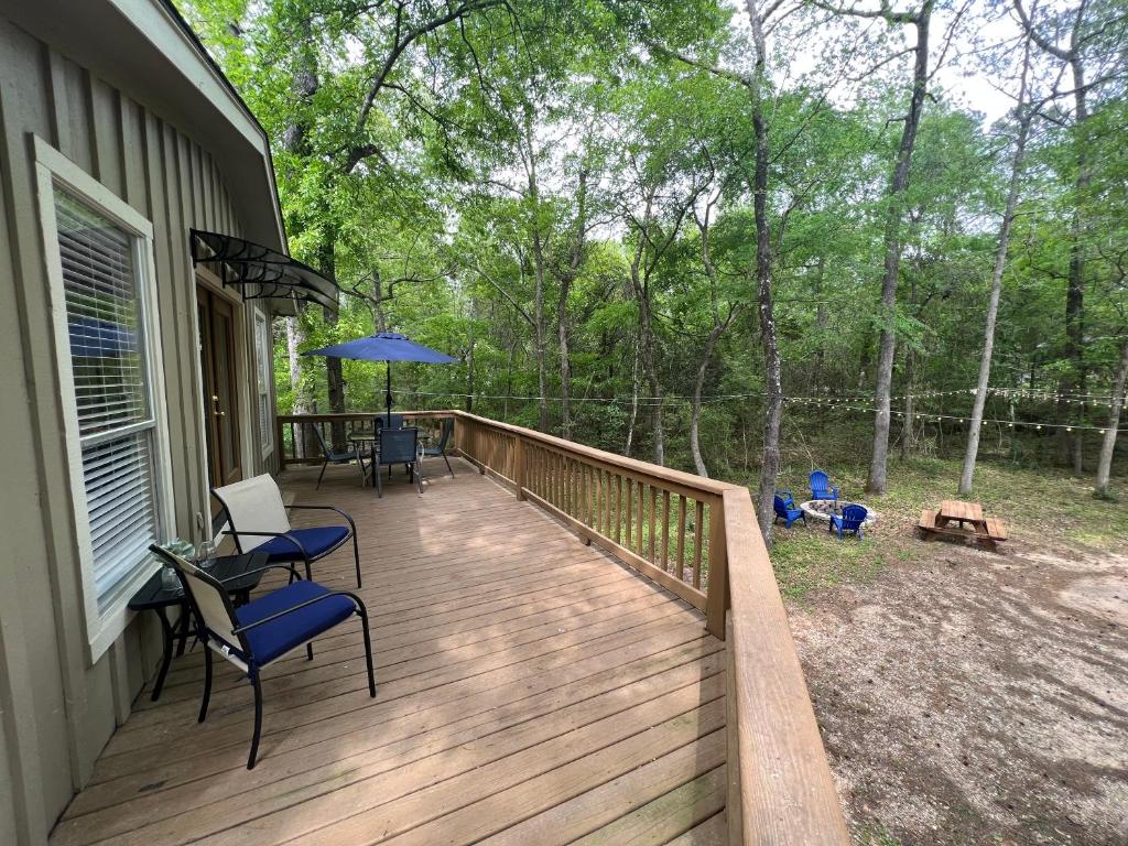 2 BDRM Treehouse Hideout- Lake Conroe with Boat ramp photo 2
