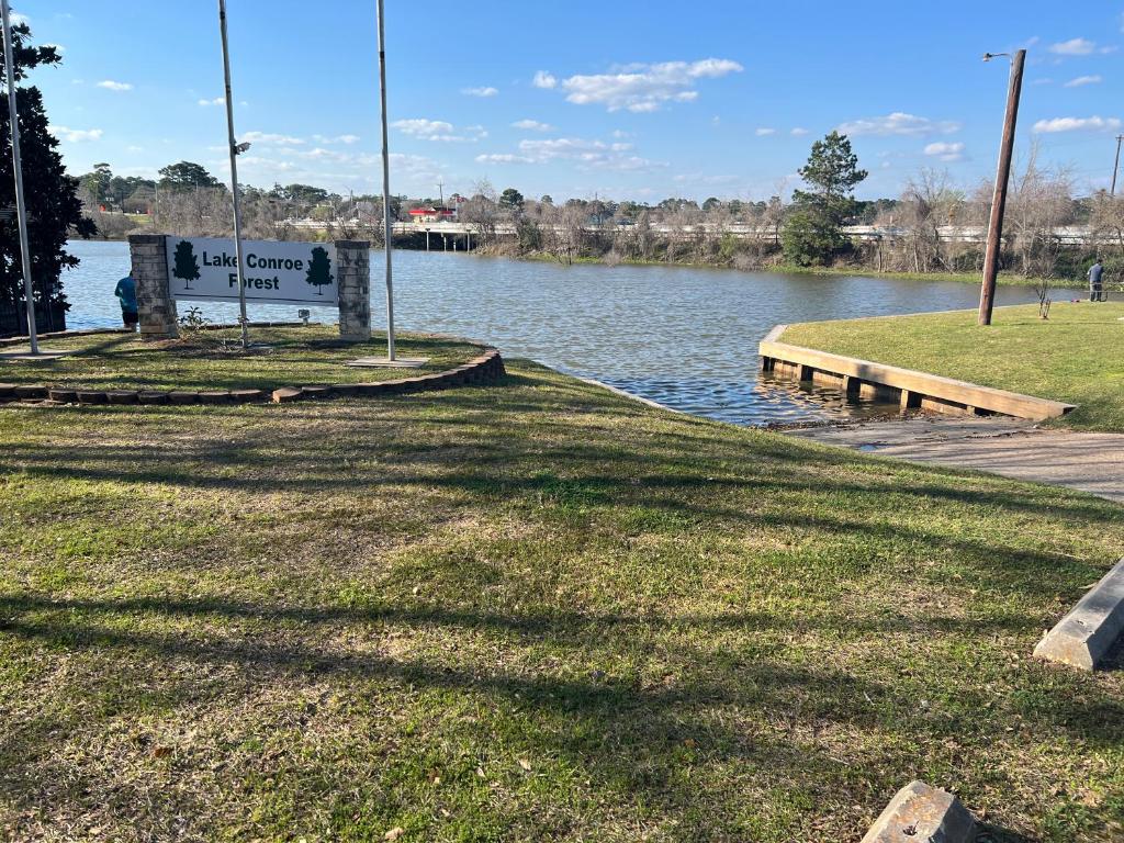 2 BDRM Treehouse Hideout- Lake Conroe with Boat ramp photo 3