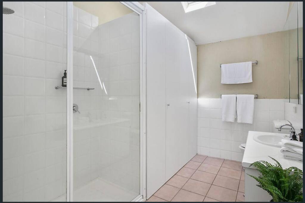 Lonnie Beach View Apartment photo 4