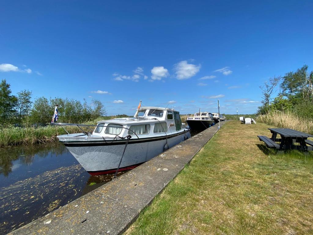 Boat Albatros - kamperen op het water - niet om mee te varen - read host profile-lees hostprofiel photo 2