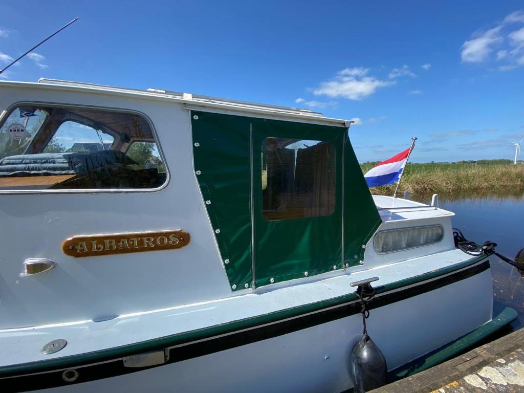 Boat Albatros - kamperen op het water - niet om mee te varen - read host profile-lees hostprofiel photo 3