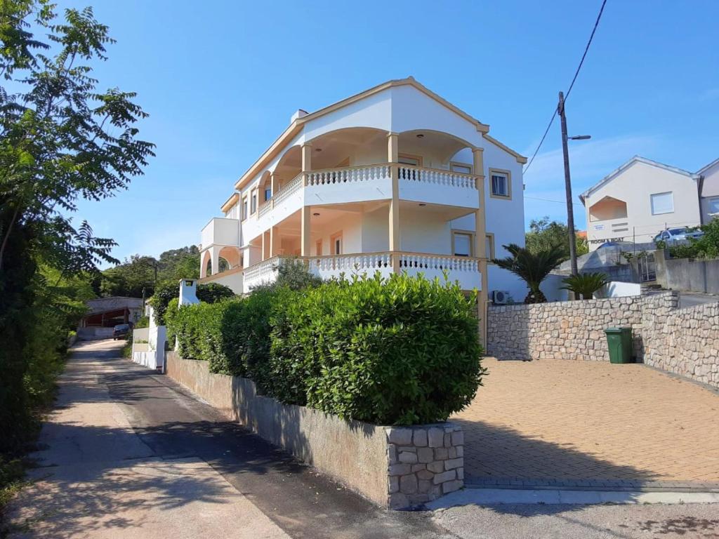 Sunshine Place by the beach photo 1
