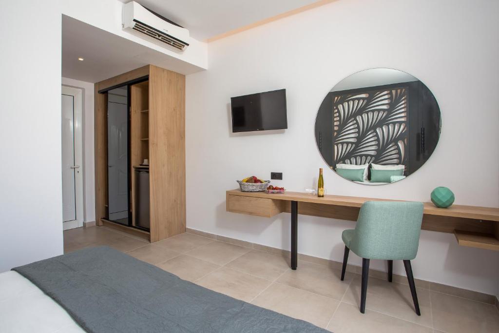 Stavris Studios & Pool Suites photo 2
