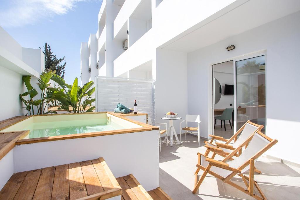 Stavris Studios & Pool Suites photo 3