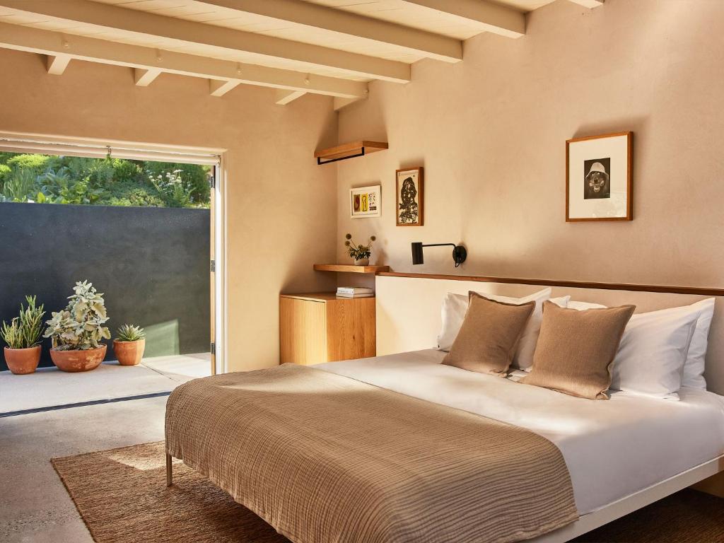Hotel June Malibu - Tap to explore photos