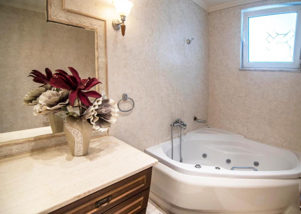 Akrata's Elegant Luxury Suite photo 3