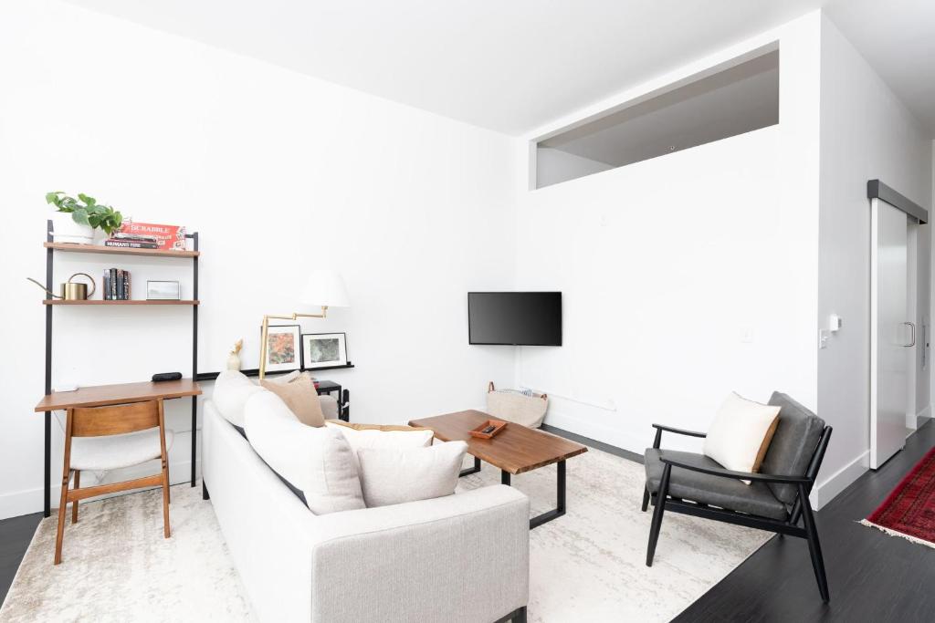 Flexhome Skywalk to Fiserv 1BR Apt U5 image