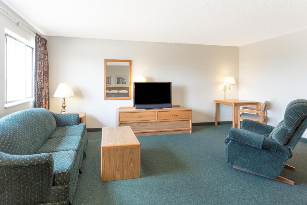Super 8 by Wyndham Dewitt image