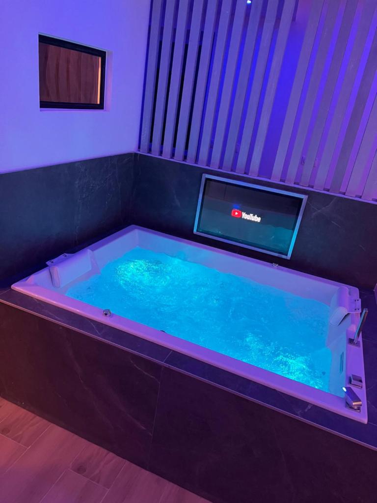 Suite & Jacuzzi photo 2