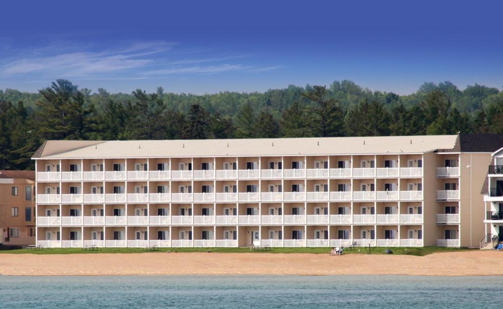 Mackinaw Beach & Bay Inn & Suites image