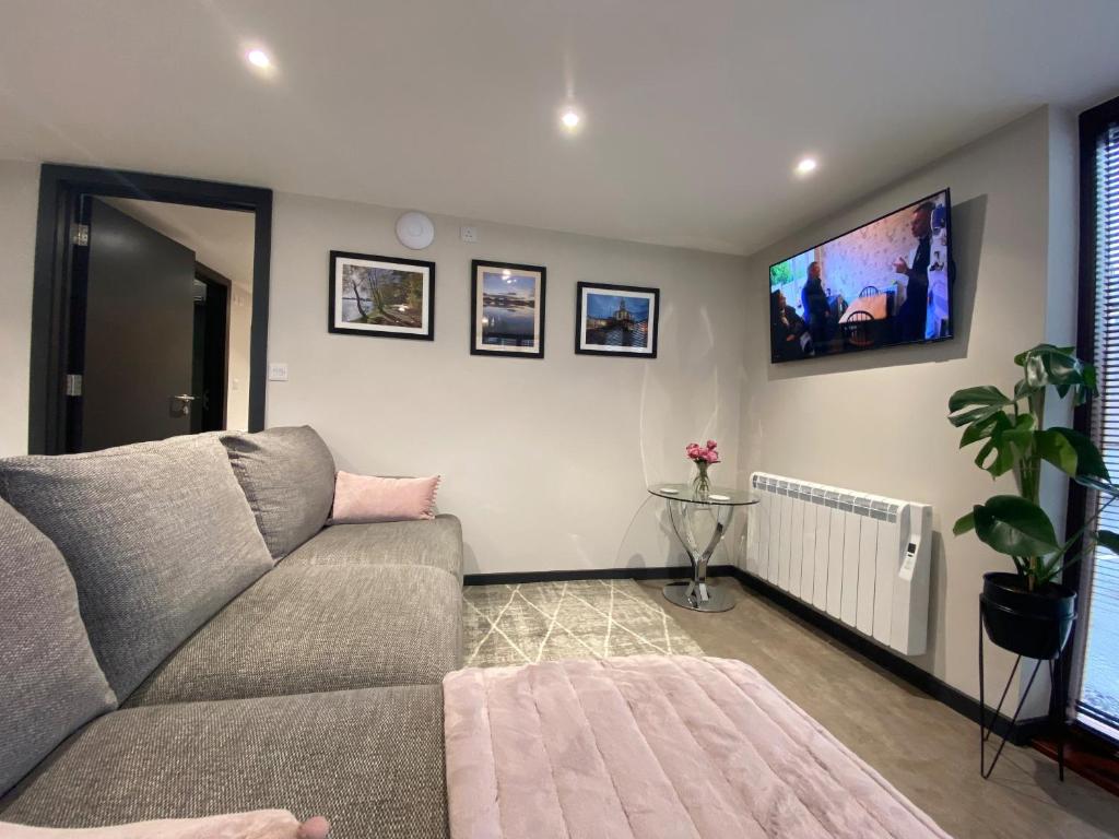 The Courtyard Apartment, Brampton Town Centre, Hadrians Wall - Sleeps 2 - Tap to explore photos
