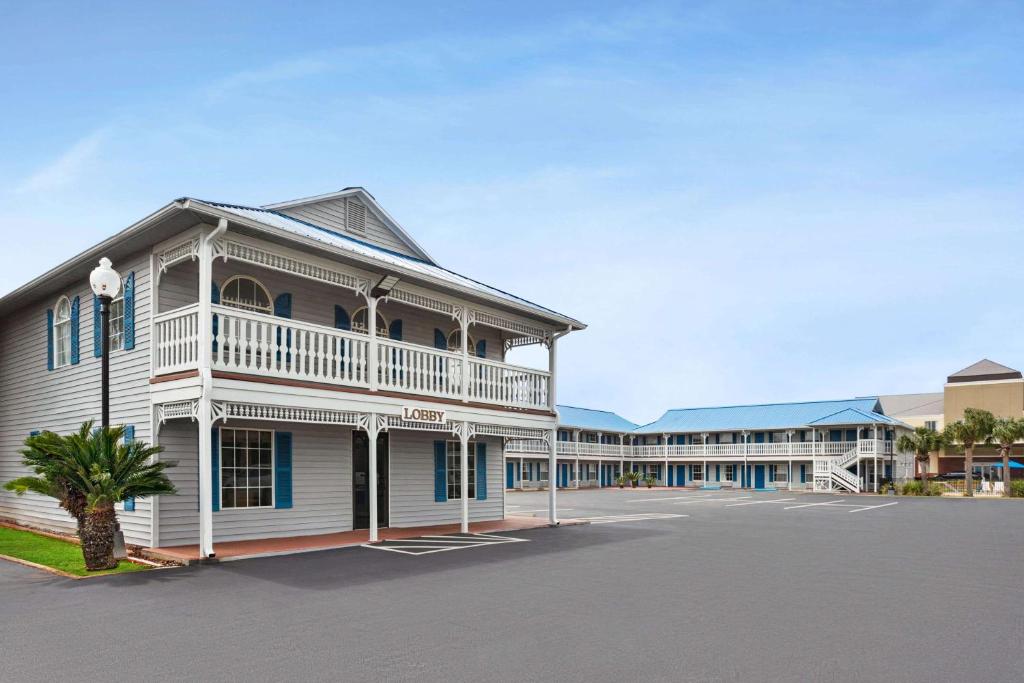 Super 8 by Wyndham Foley image