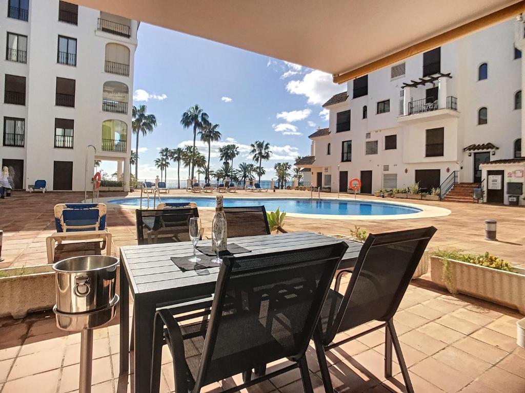 Duquesa Superb Seafront Apartment Marina Real 305 photo 1