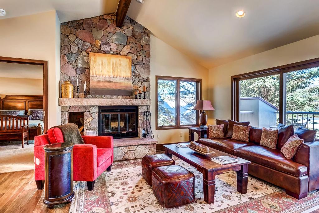 203 Arrowhead Drive photo 1