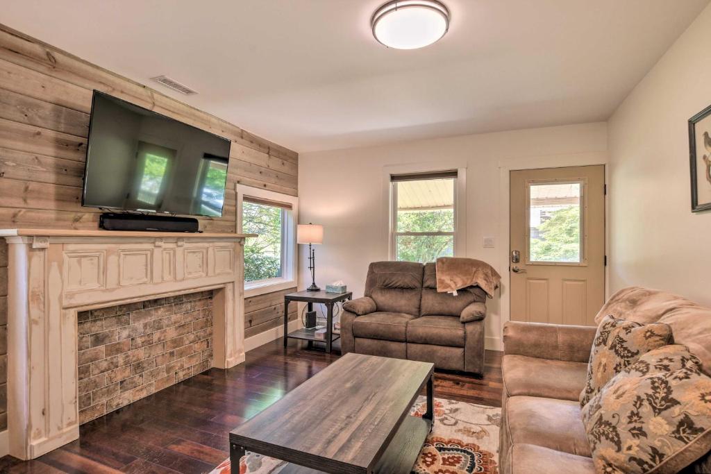 Cozy Cottage Yard and Deck, Walk to Downtown!