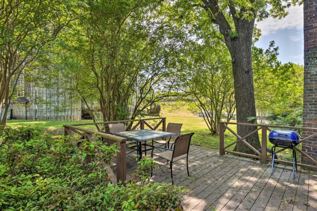 Cozy Cottage Yard and Deck, Walk to Downtown! photo 1