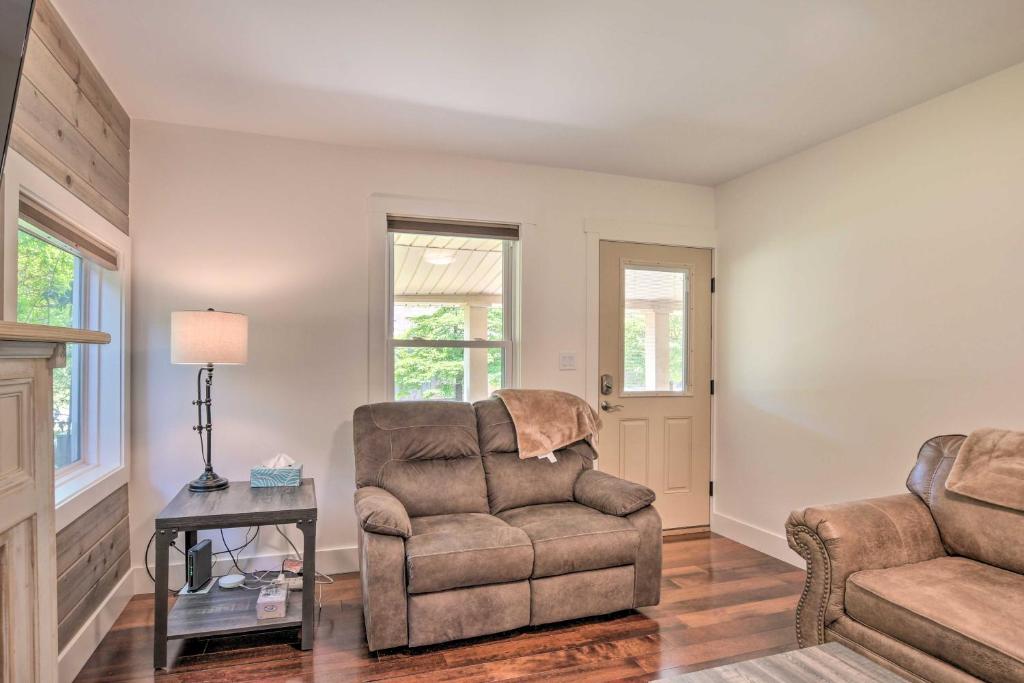 Cozy Cottage Yard and Deck, Walk to Downtown! photo 3