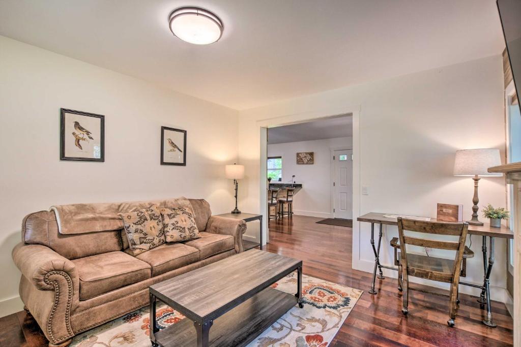 Cozy Cottage Yard and Deck, Walk to Downtown! photo 4
