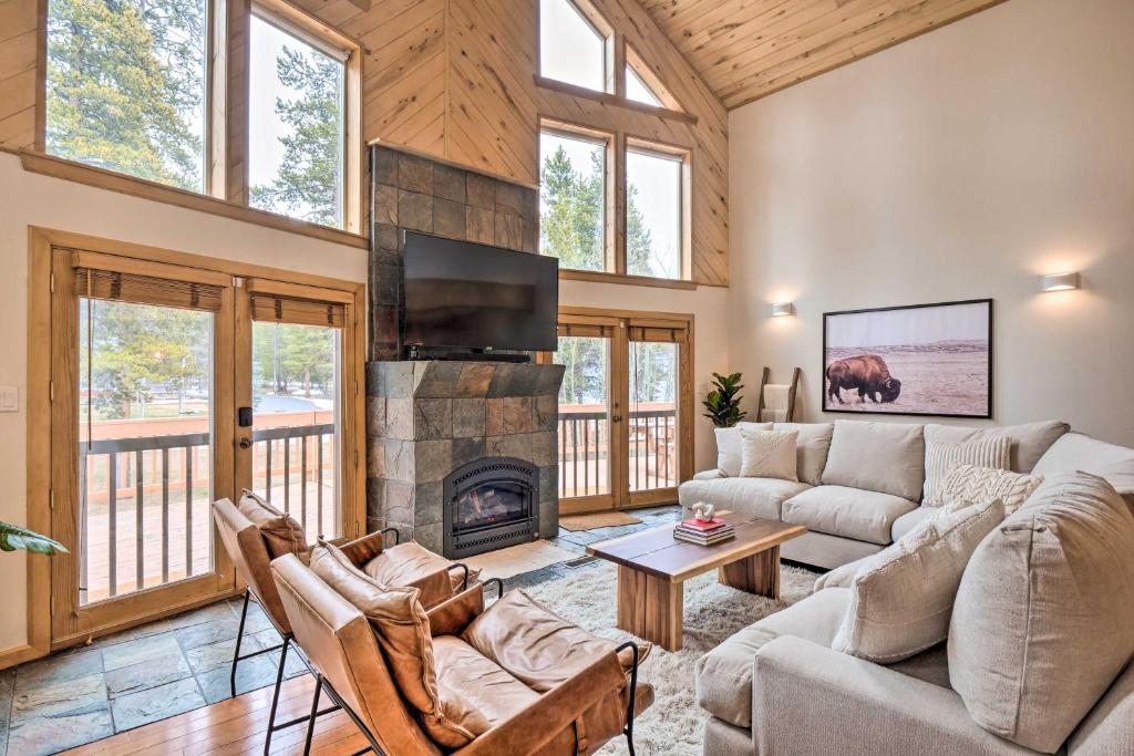 Luxury Leadville Getaway with Hot Tub! photo 3