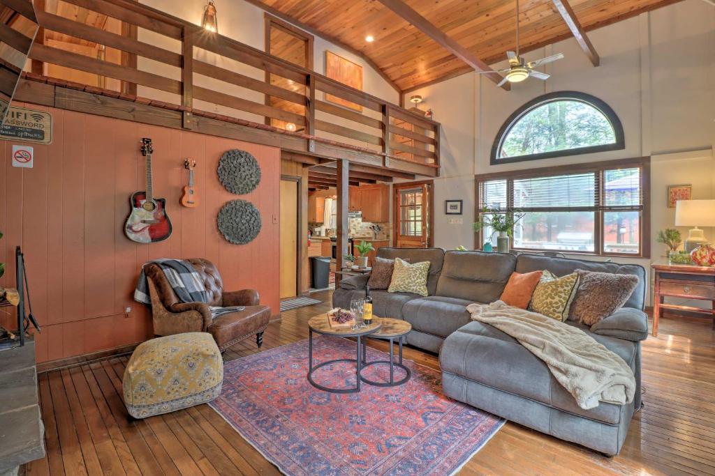 Cozy Pocono Mountain Home with Deck and Fire Pit photo 4