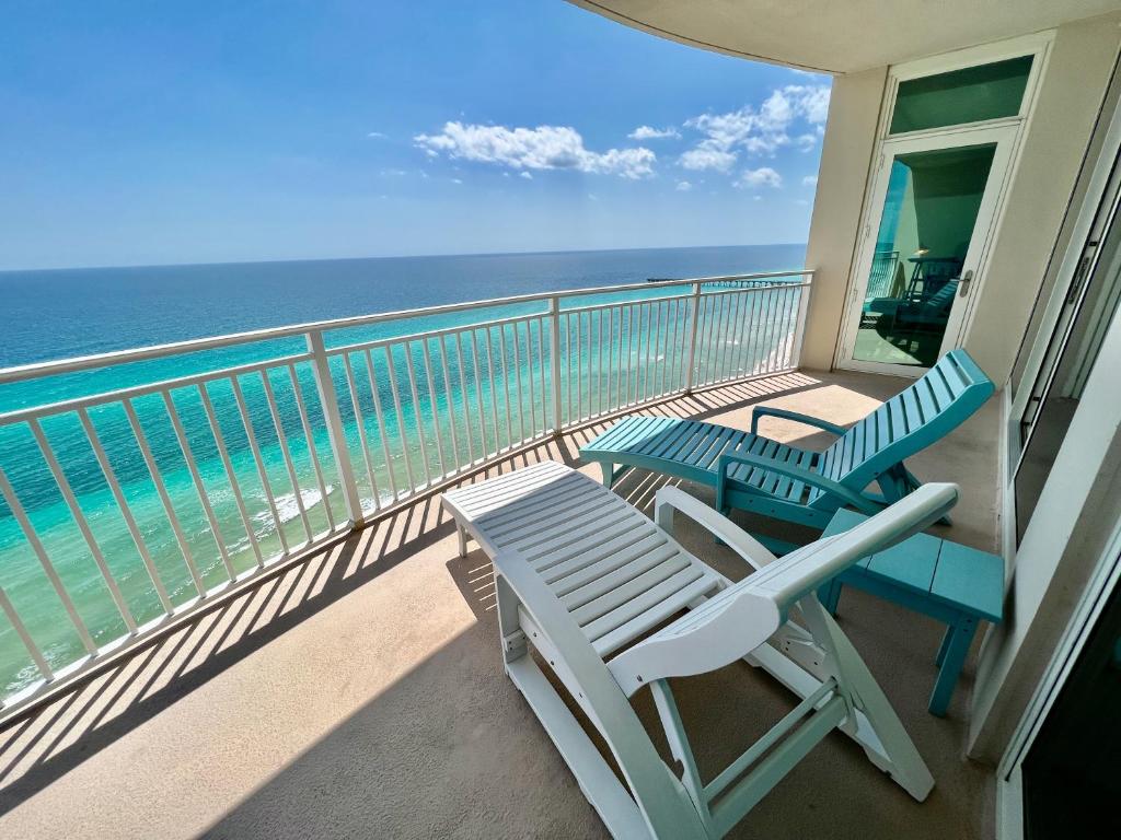 AQUA RESORT! Beachfront, 3 Bedroom Condo! 2 Bedrooms Beach Front! Sleeps 7! Free Beach Chairs by Dolce Vita Getaways PCB