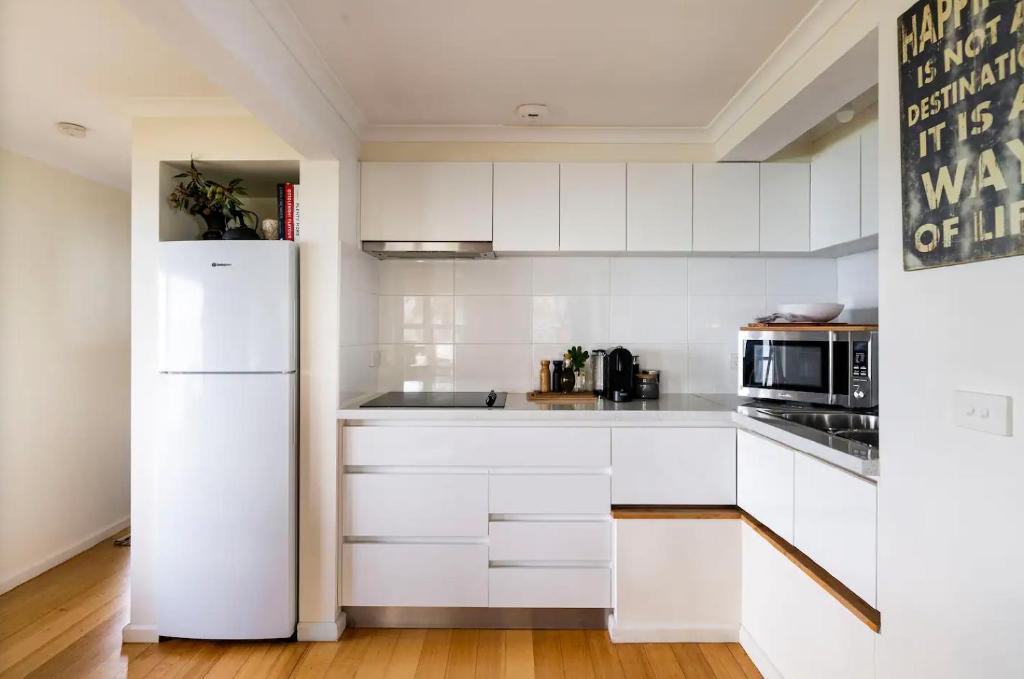 Y Vue - Beachside Apartment with Ocean Views photo 4