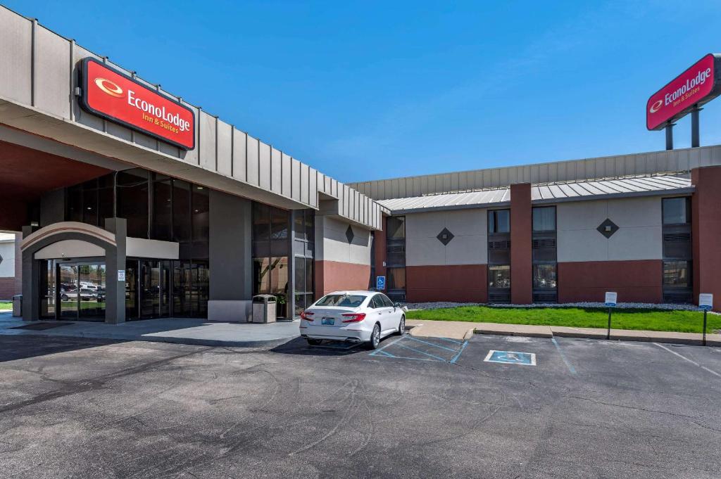 Econo Lodge Inn & Suites photo 1
