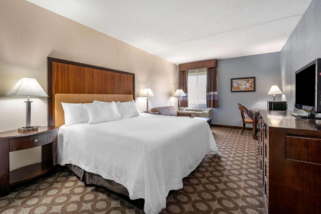 Econo Lodge Inn & Suites photo 2