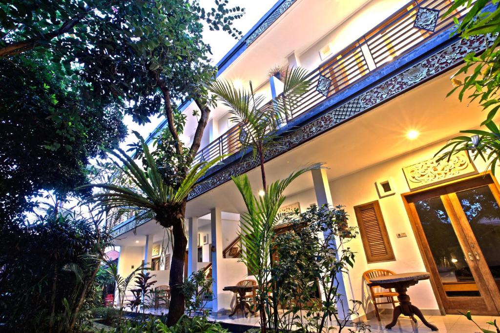 Batik Sekar Bali Guest House - Tap to explore photos