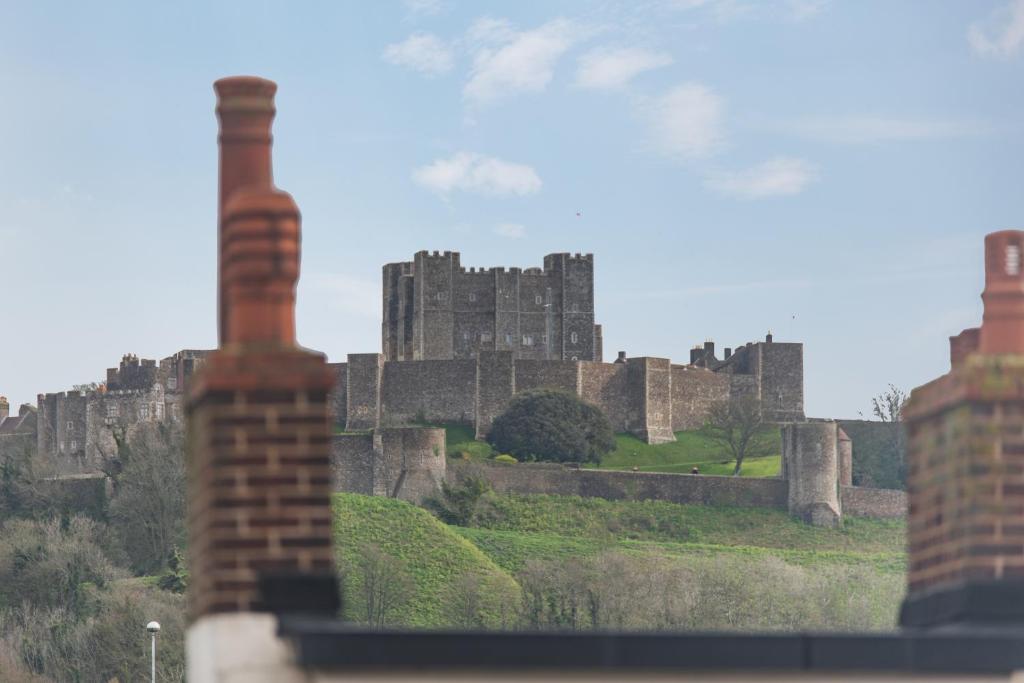 Castle View - Charming cottage with views of Dover Castle - Tap to explore photos