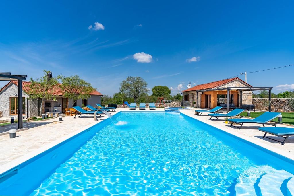 New! Promina luxury villa with 72sqm Heated Pool, Jacuzzi, Infrared Sauna, Tennis court, Media room photo 2