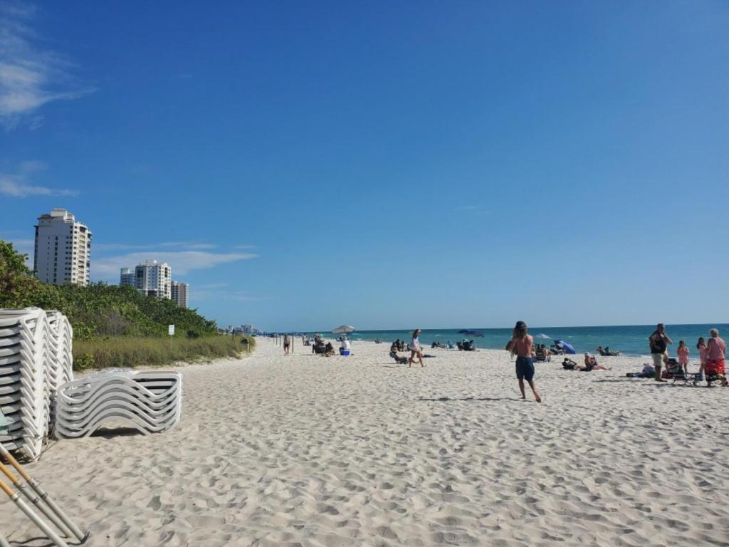 Few steps to Ocean-4 Beach Cruisers & Free parking & Private backyard image