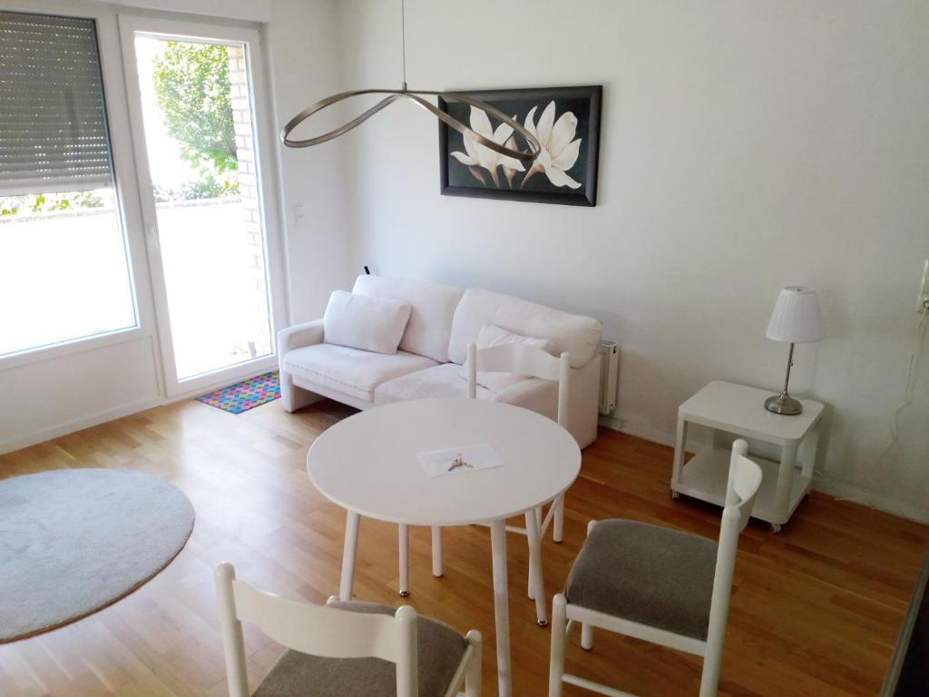 Zentrale ruhige Lage mit Parkplatz und Terrasse