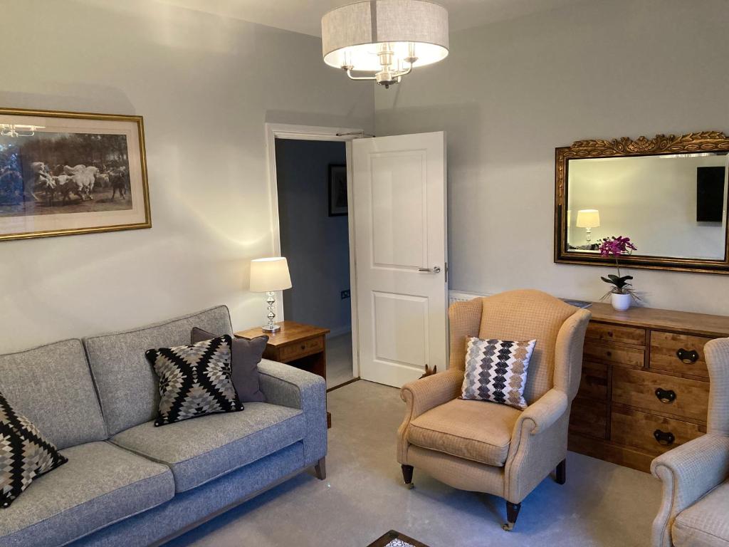 Hedgefield House - Serene Top Floor Apartment - Tap to explore photos