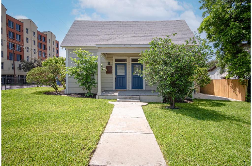 Incredible New 3br/2ba Near Downtown image