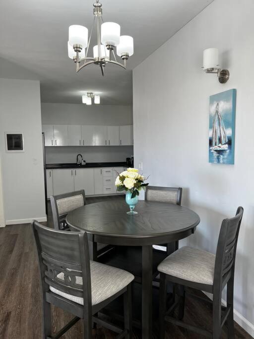 Spacious 1 Bedroom Apartment, With pull out Couch photo 3