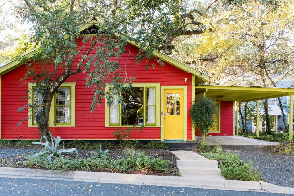 Peaceful Bungalow with Fenced Yard near Shops and Cafes photo 1