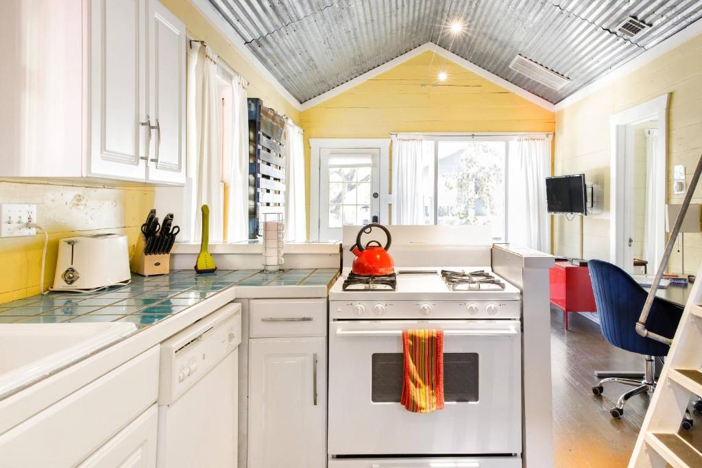 Peaceful Bungalow with Fenced Yard near Shops and Cafes photo 4