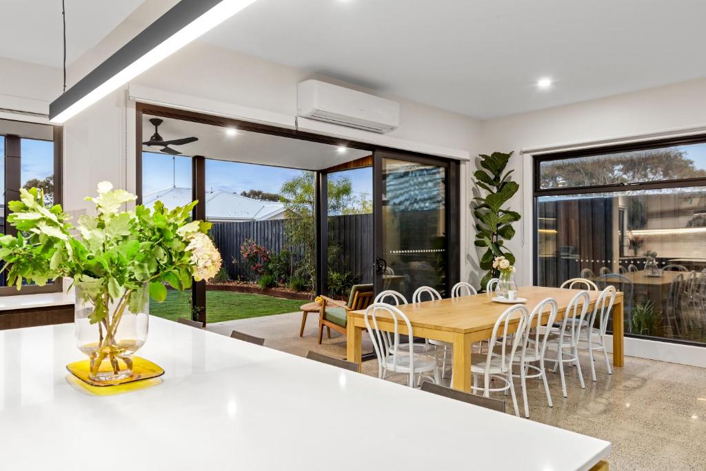 Sensational 4 Bedroom House - Free Parking - Free WIFI photo 3