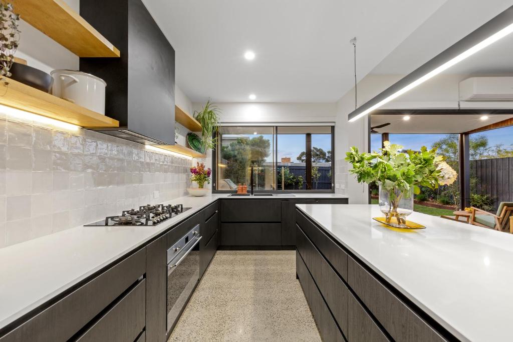 Sensational 4 Bedroom House - Free Parking - Free WIFI photo 4