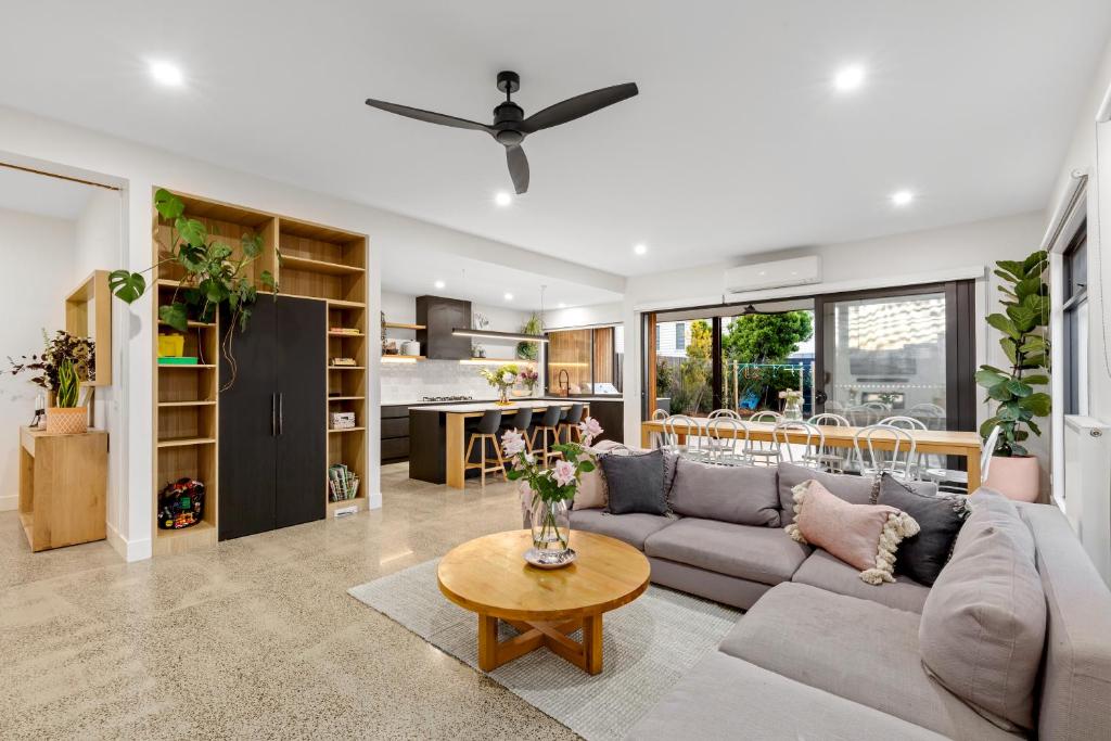 Sensational 4 Bedroom House - Free Parking - Free WIFI