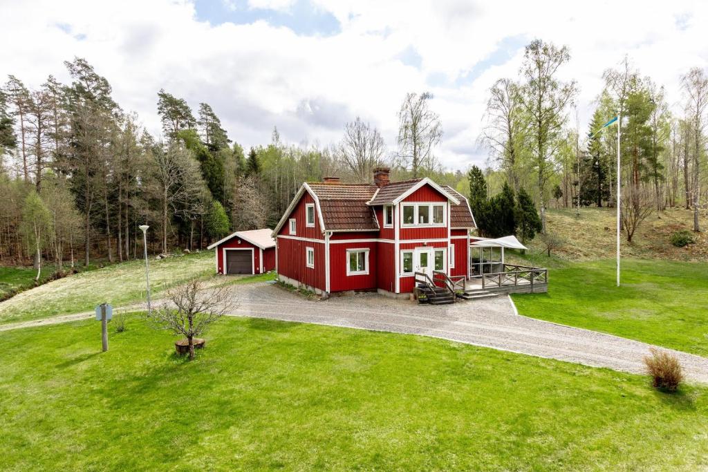 Holiday house with fantastic location and 300 m to its own lake shore